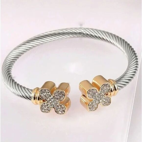 Anthropologie Jewelry - Clover bangle M932